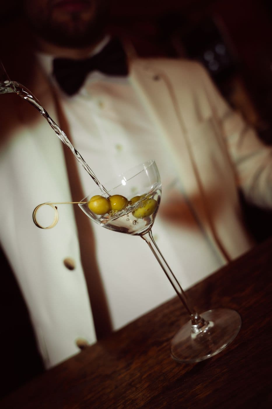Martini wordt ingeschonken aan de bar