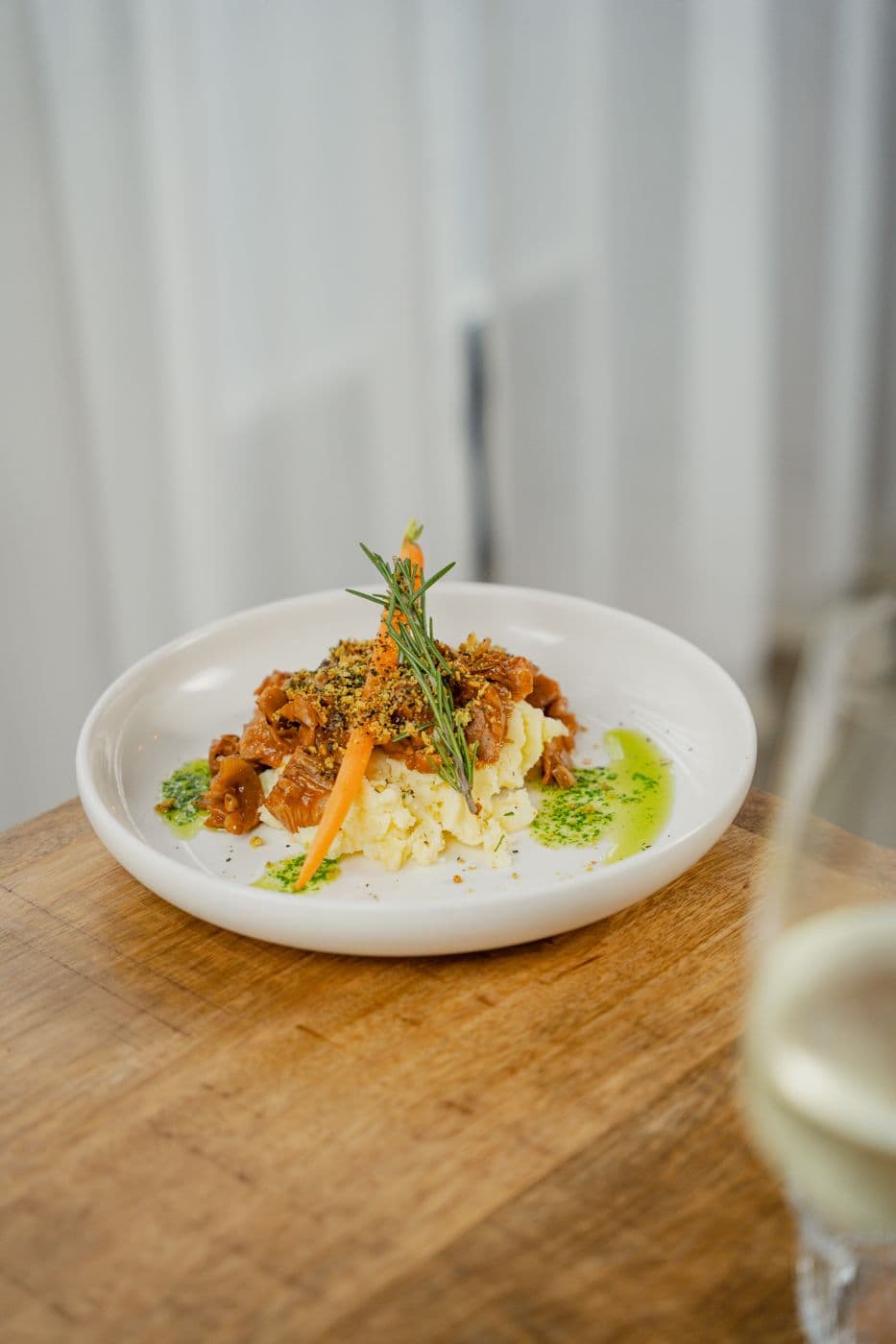 Gerecht met glas champagne bij Bisous