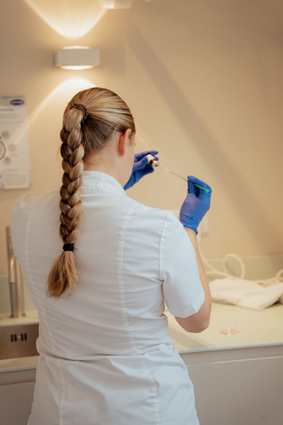 Specialist bereidt een behandeling voor