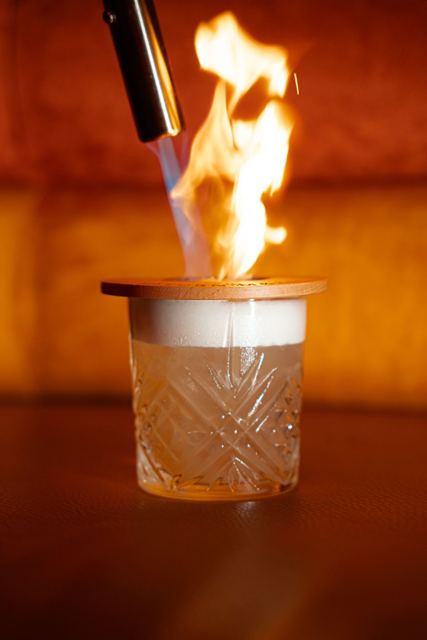 Cocktail aan de bar bij Bambooz