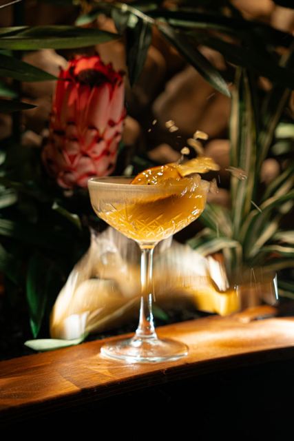 Drankje in het licht van de bar bij Bambooz