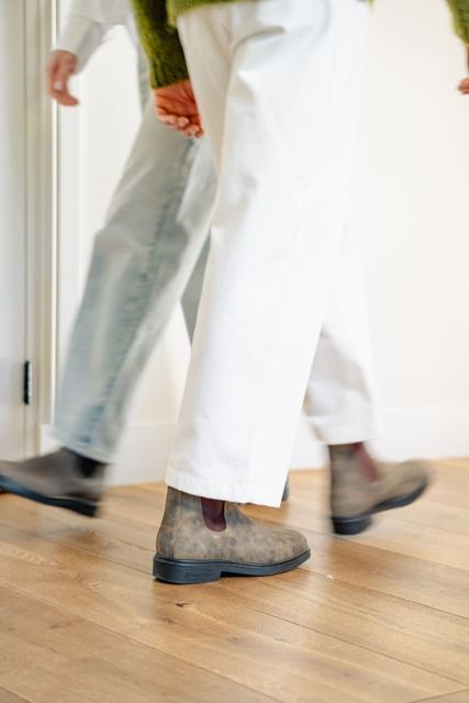 Blundstone-boots in beweging op een houten vloer