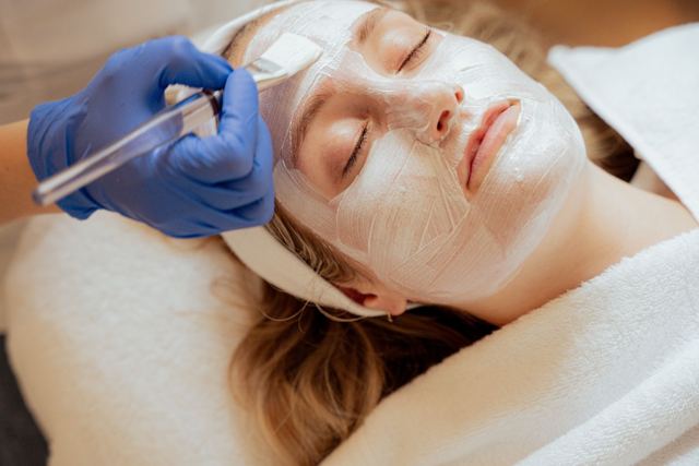 Masker wordt aangebracht bij Body Clinic