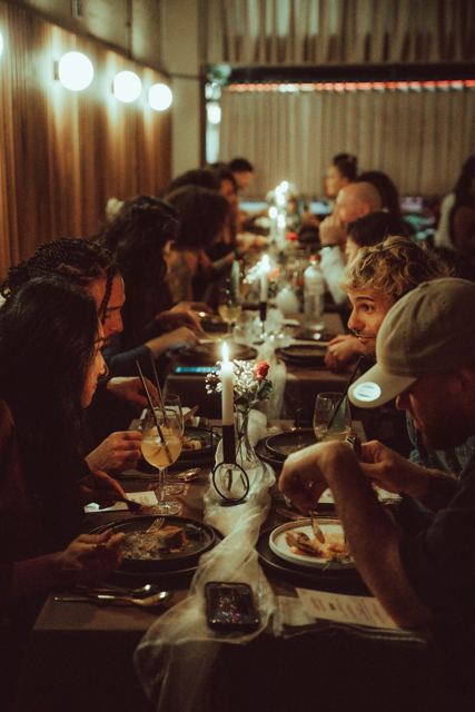 Gasten aan tafel bij Heartmelt