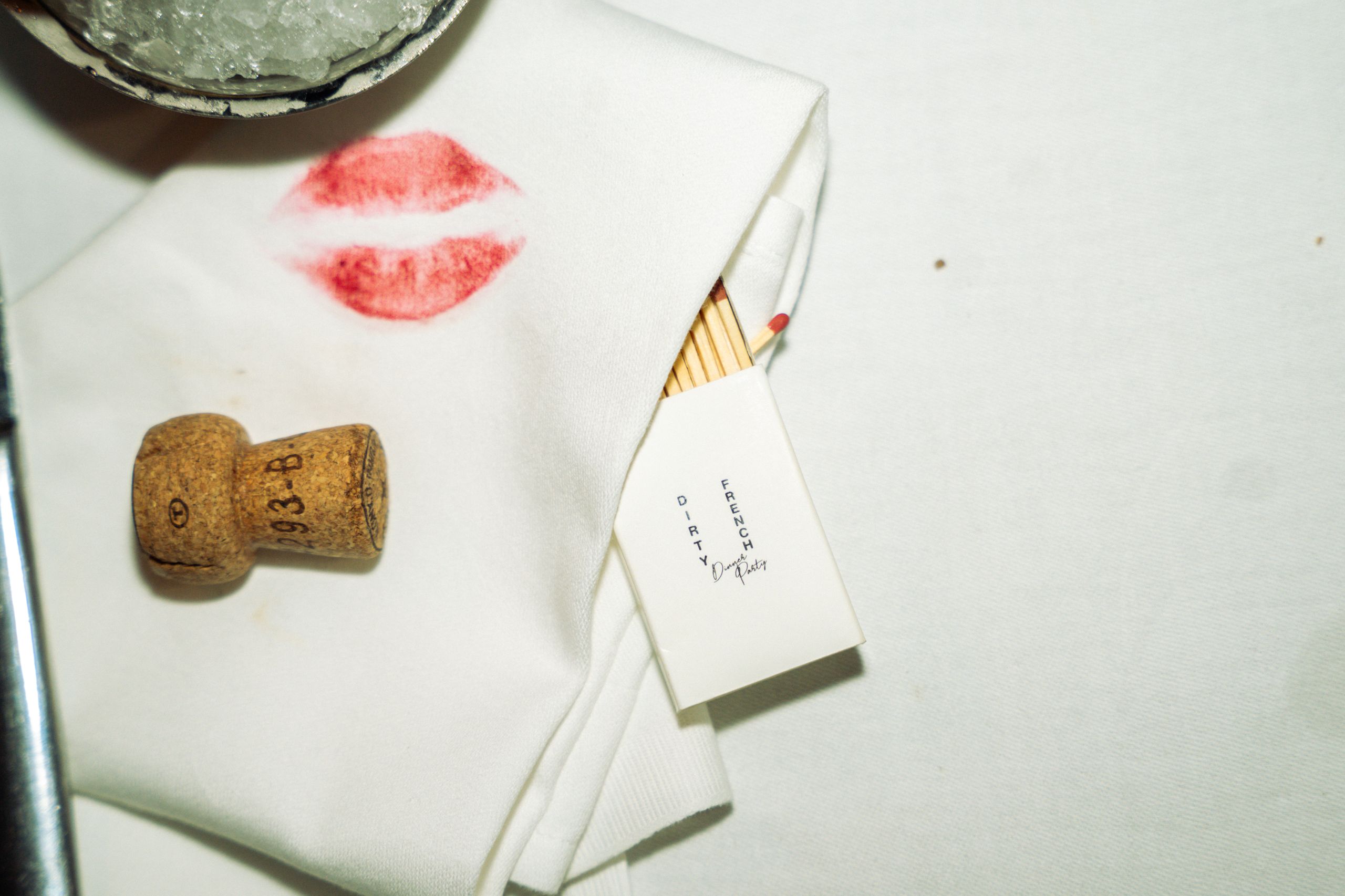 Een lipstickkus op een servet, een kurk en lucifers bij Café in the City